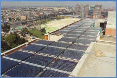 Campo de colectores solares del Edificio Ankara en Bogotá